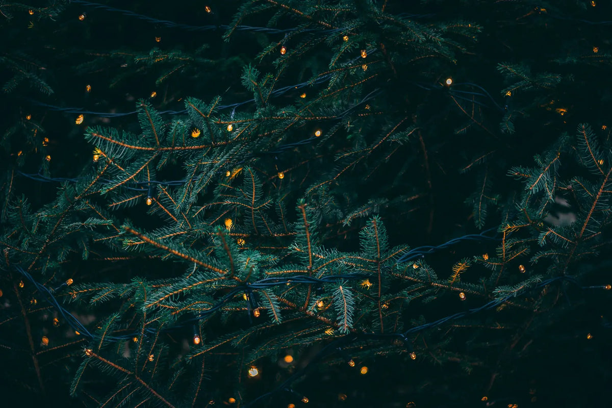 Künstlicher Weihnachtsbaum mit Schnee
