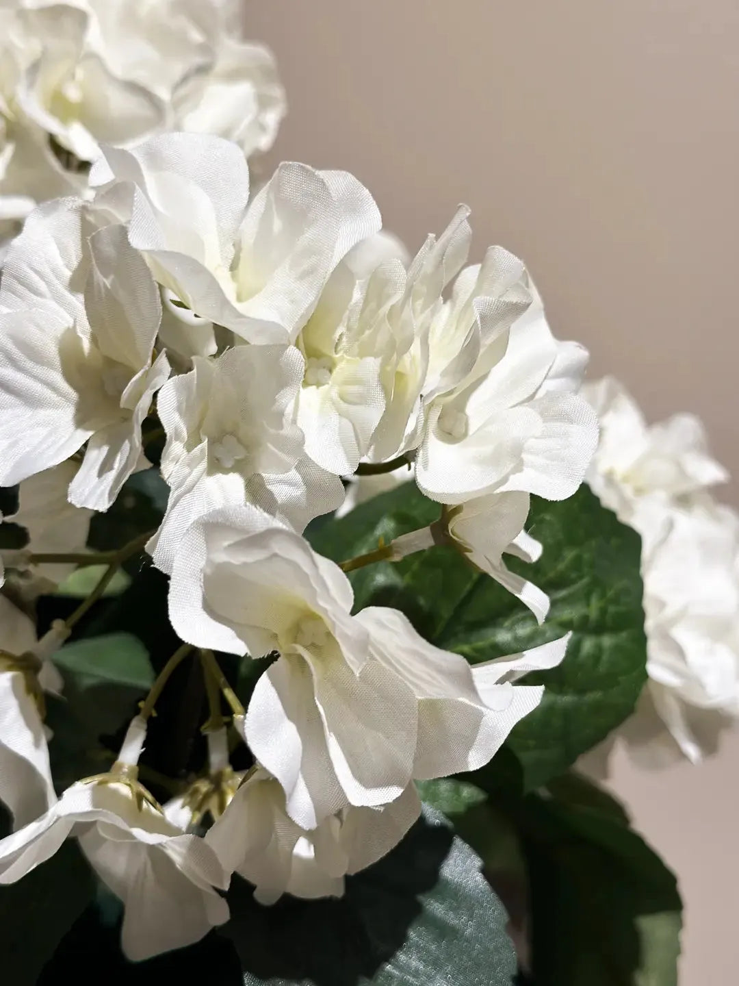 Künstliche Hortensie - Lenny, 45 cm, Kunstblume von aplanta, inkl. Dekotopf, in Natur, für drinnen