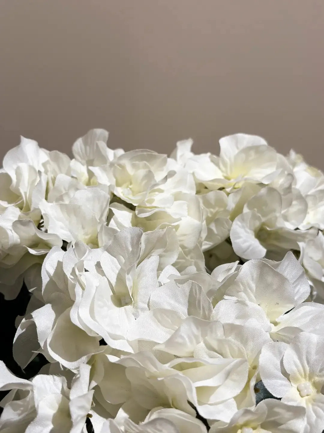 Künstliche Hortensie - Lenny, 45 cm, Kunstblume von aplanta, inkl. Dekotopf, in Natur, für drinnen