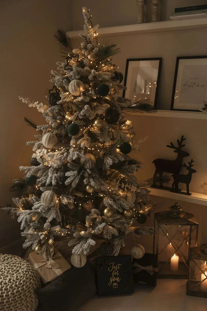 Künstlicher Weihnachtsbaum mit Schnee - Elsa, 300 cm, Kunstbaum von aplanta, in Grün weiß, für drinnen
