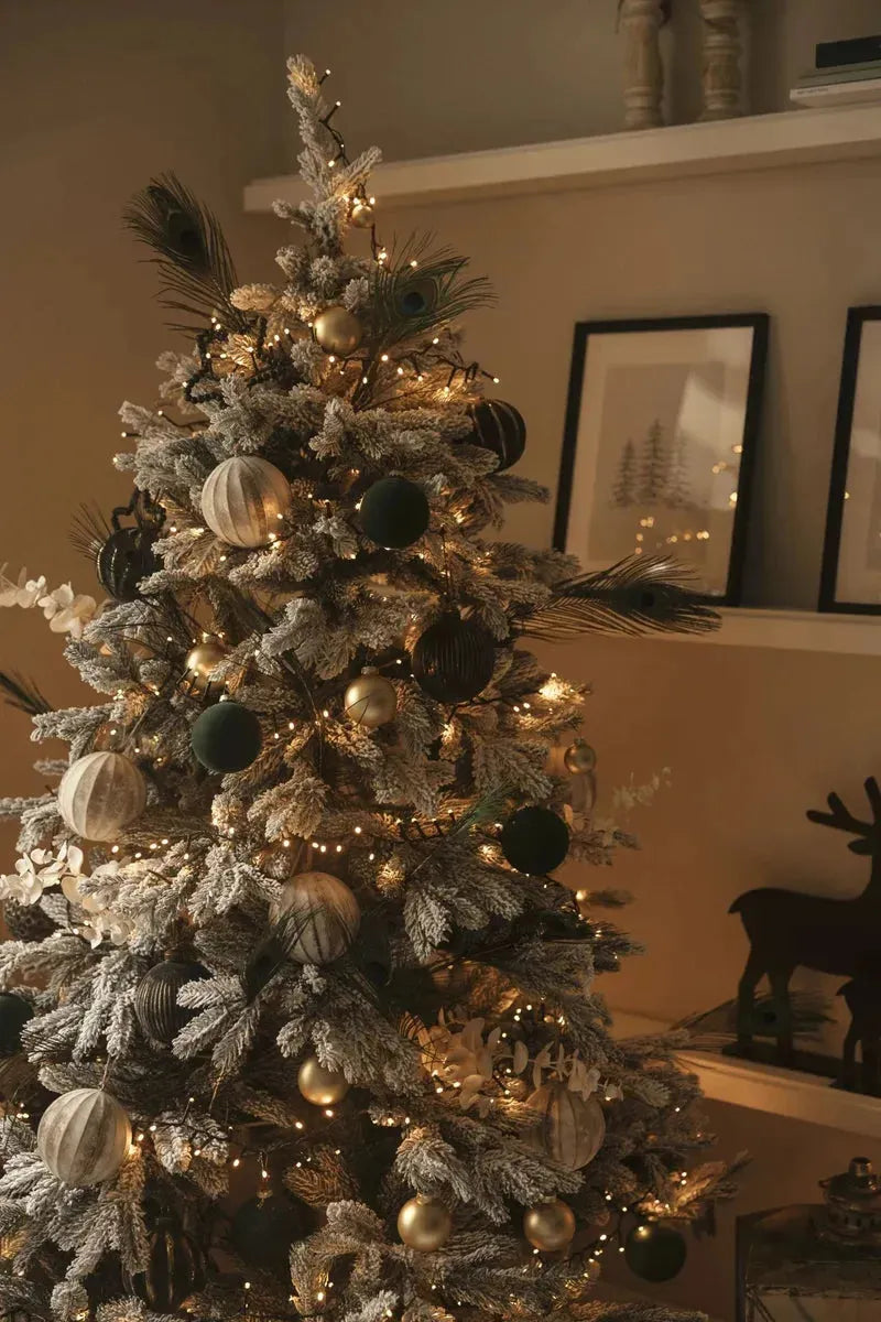 Künstlicher Weihnachtsbaum mit Schnee - Elsa, 150 cm, Kunstbaum von aplanta, in Grün weiß, für drinnen