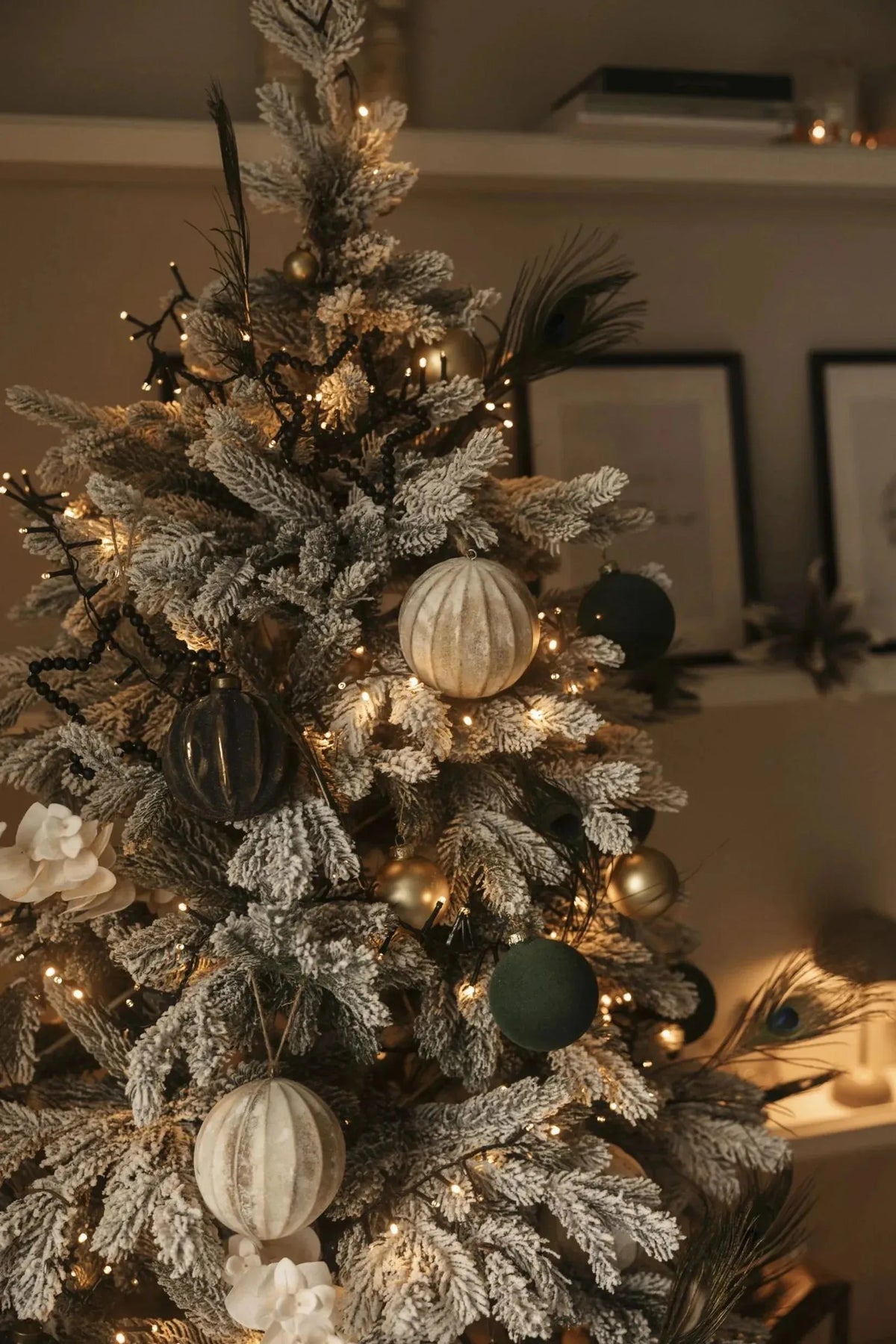 Künstlicher Weihnachtsbaum mit Schnee - Elsa, 300 cm, Kunstbaum von aplanta, in Grün weiß, für drinnen