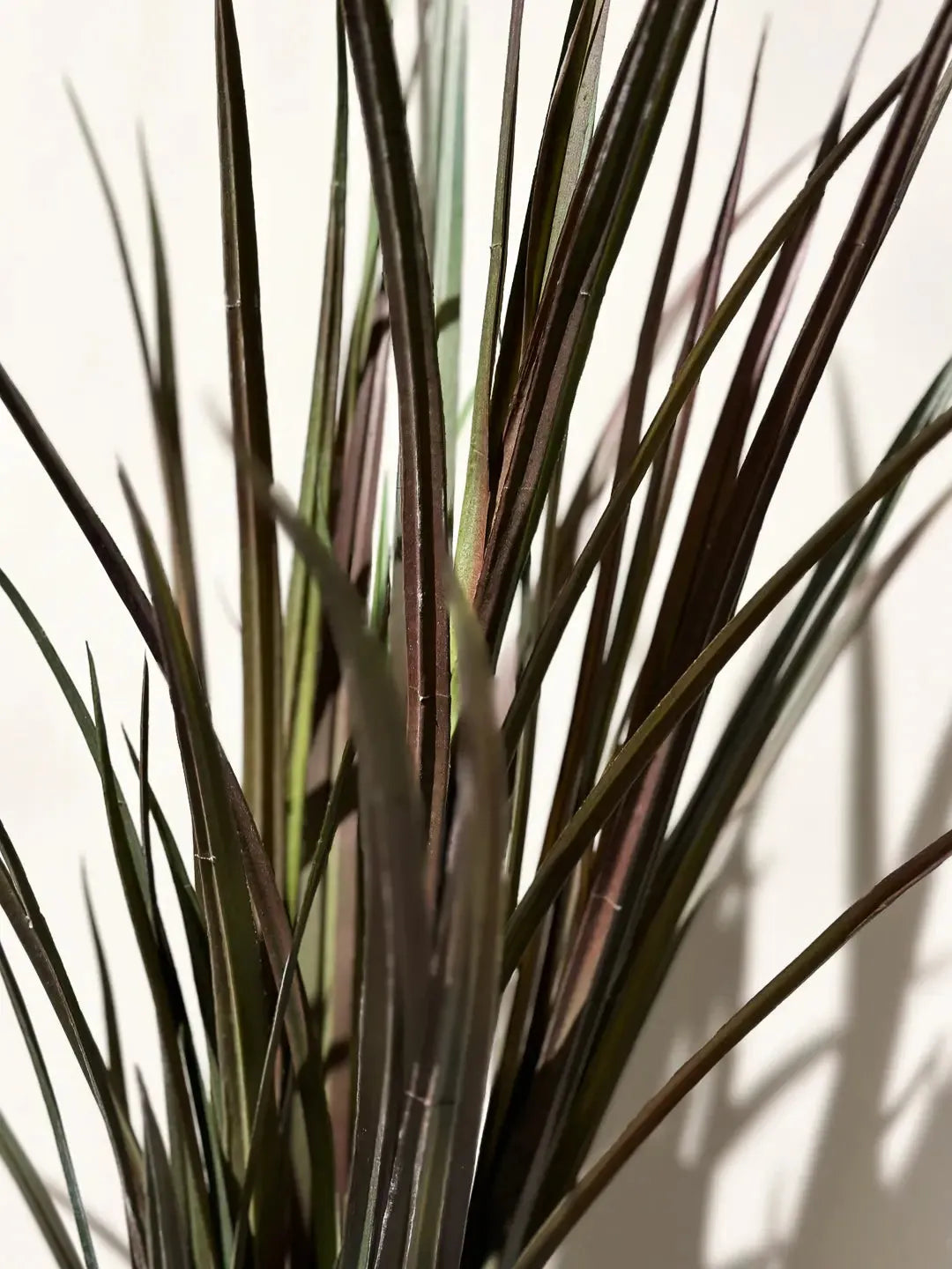 Künstliches Gras - Merle, 90 cm, Kunstpflanze von aplanta, UV-beständig, in Rot, für draußen