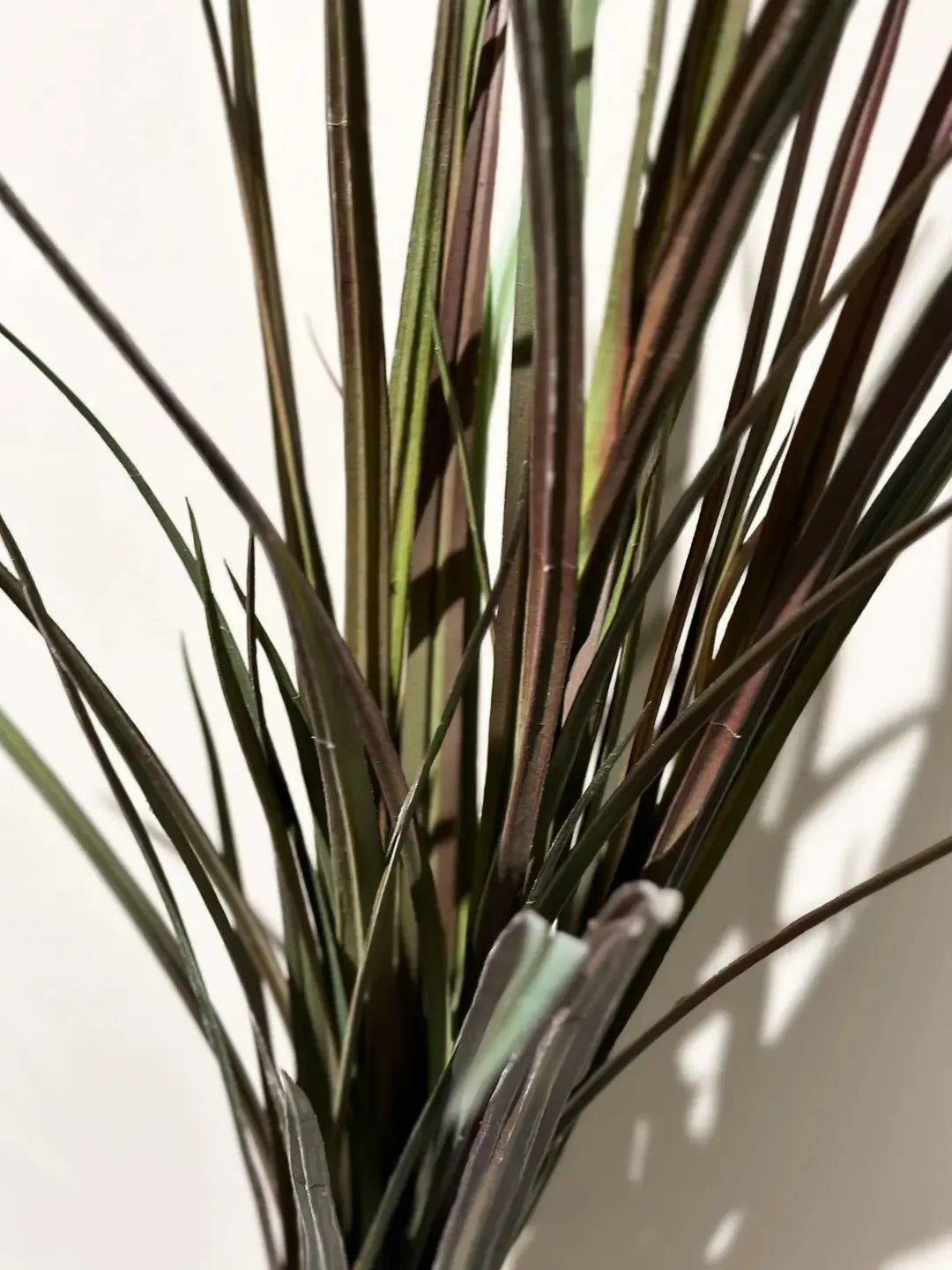 Künstliches Gras - Merle, 90 cm, Kunstpflanze von aplanta, UV-beständig, in Rot, für draußen