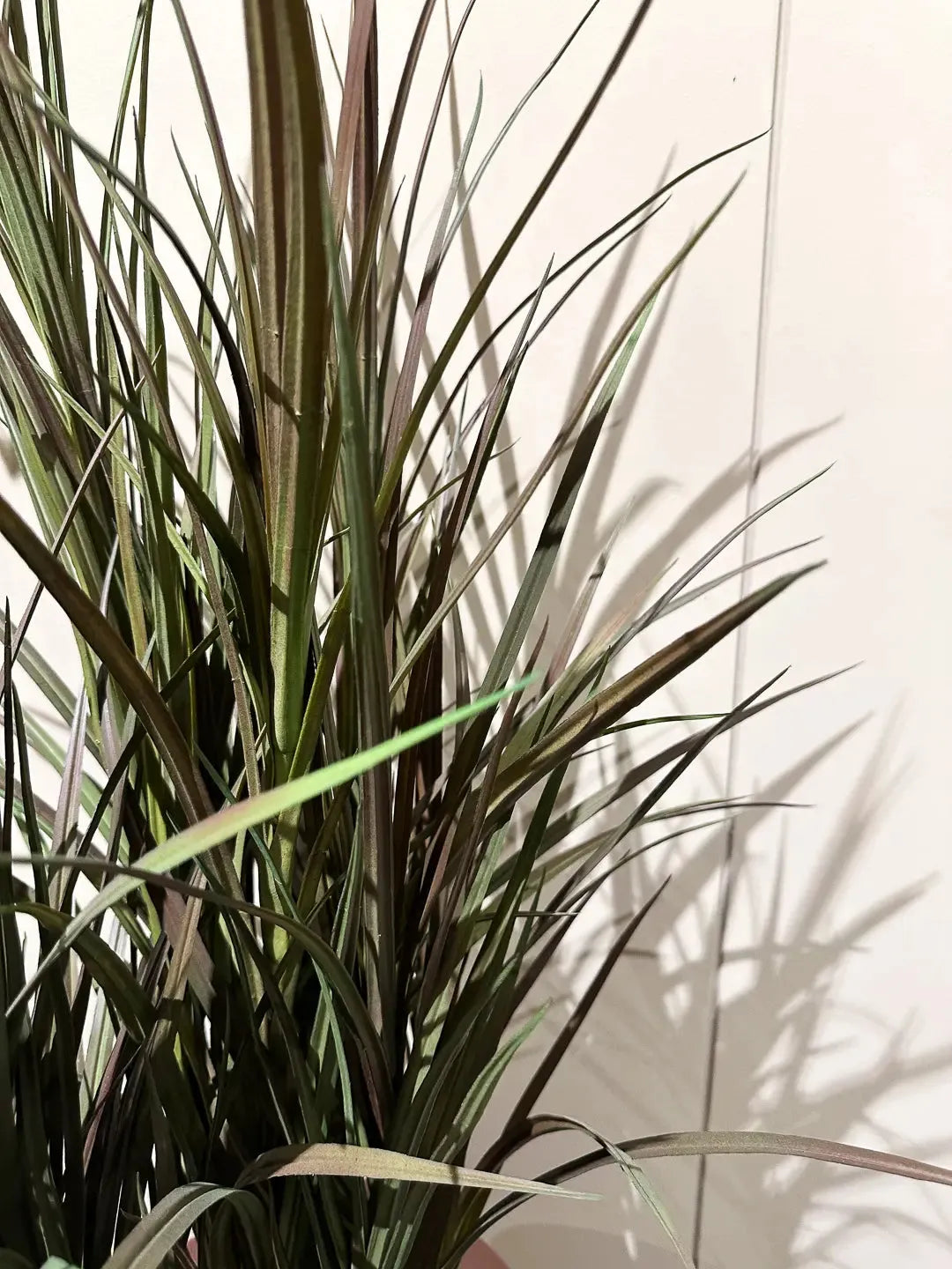 Künstliches Gras - Kuzey, 115 cm, Kunstpflanze von aplanta, UV-beständig, im schwarzen Topf, in Natur, für draußen