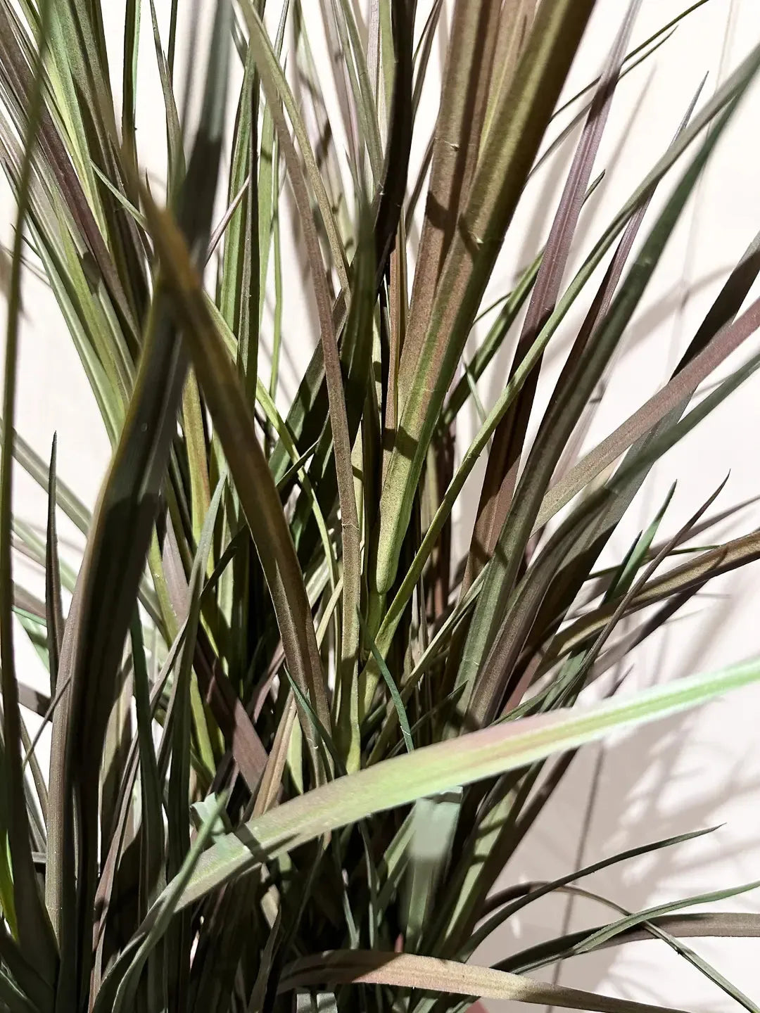 Künstliches Gras - Kuzey, 115 cm, Kunstpflanze von aplanta, UV-beständig, im schwarzen Topf, in Natur, für draußen
