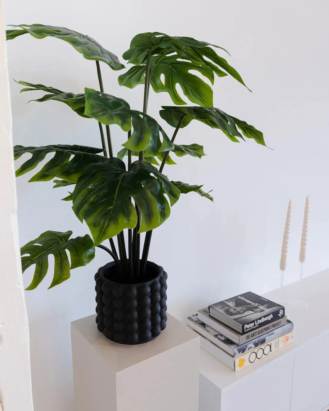 Künstliche Monstera - Karl, 80 cm, Kunstpflanze von aplanta, Real Touch, im schwarzen Topf, in Natur, für drinnen