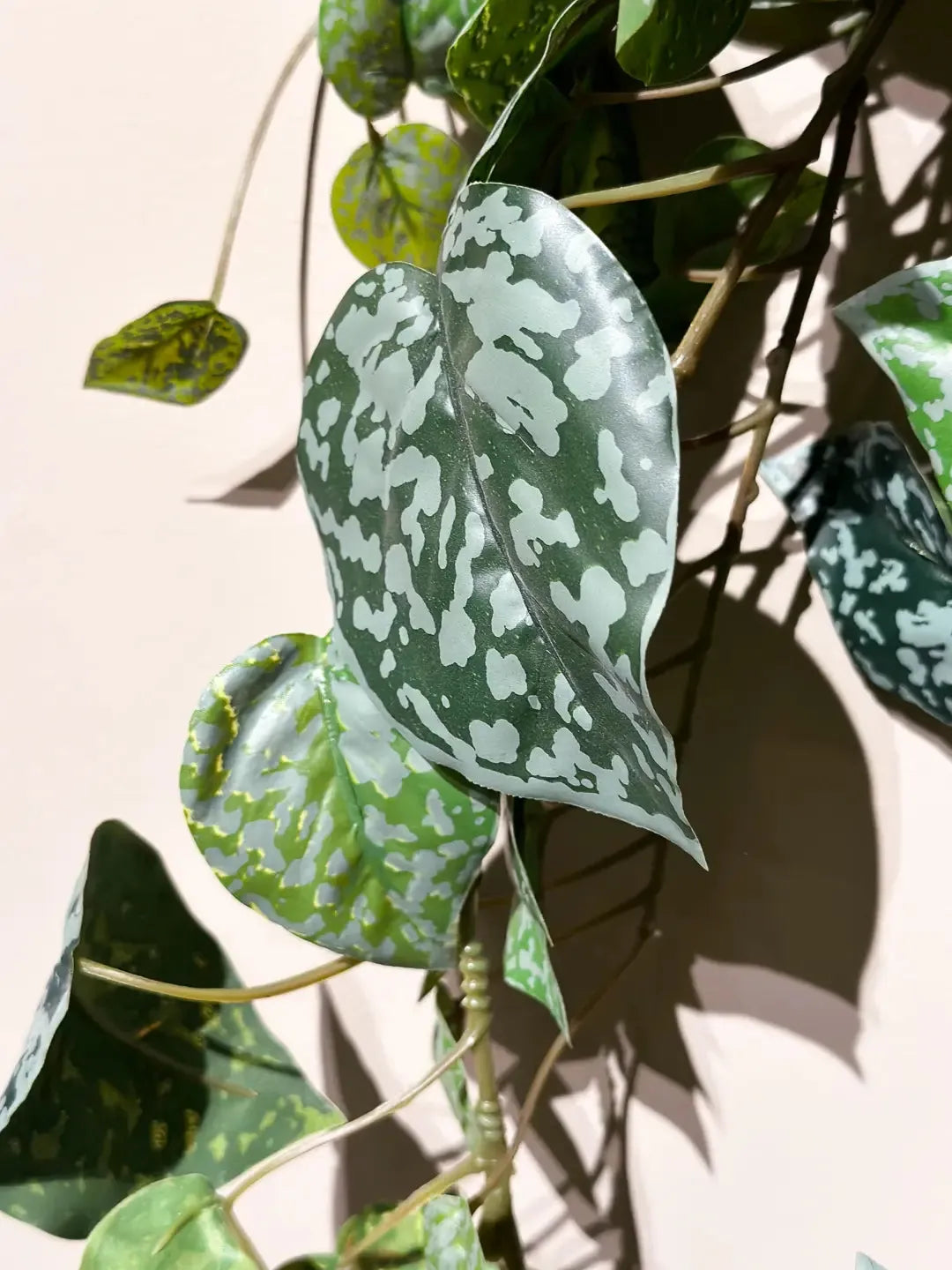 Künstliche Scindapsus pictus - Rudi, 90 cm, Kunstpflanze von aplanta, Steckpflanze, in Grün, für drinnen