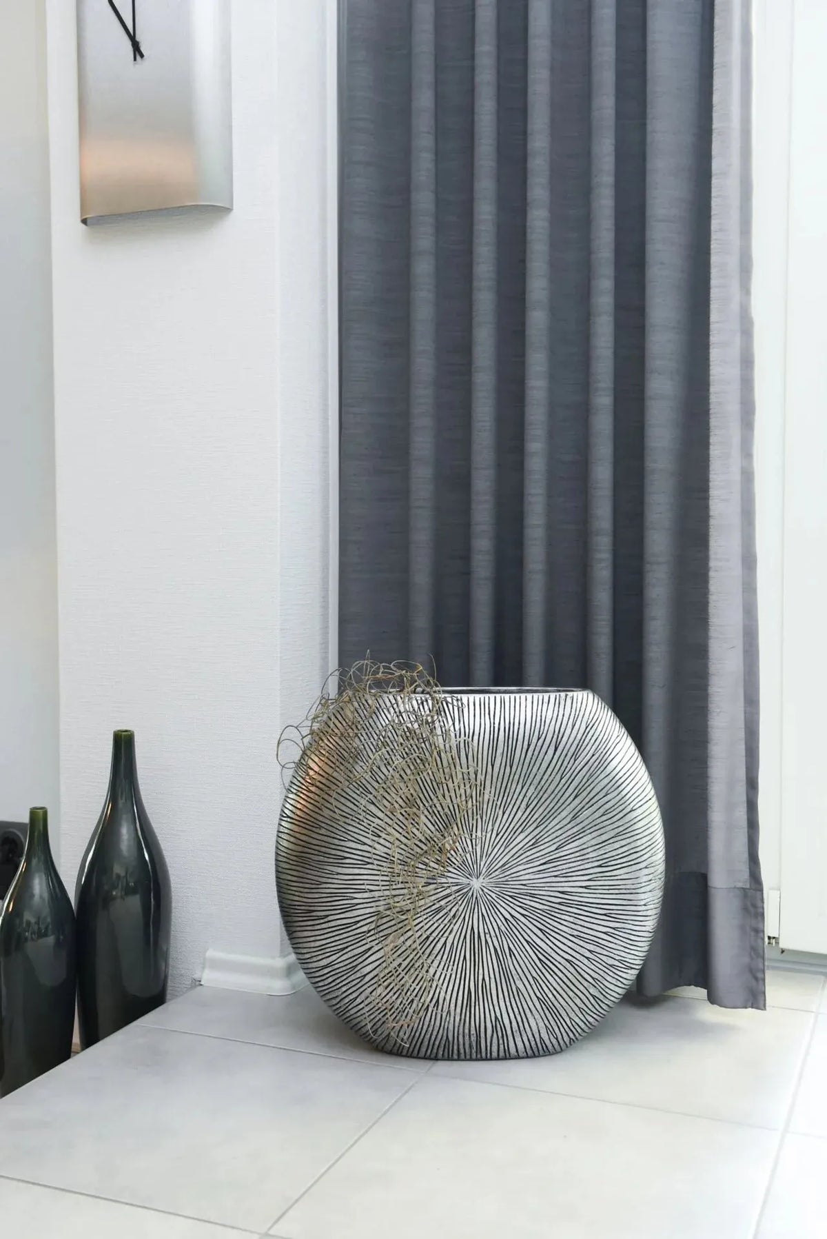 Bodenvase - Hailey, Pflanzkübel von aplanta, Schwarz, in Silber