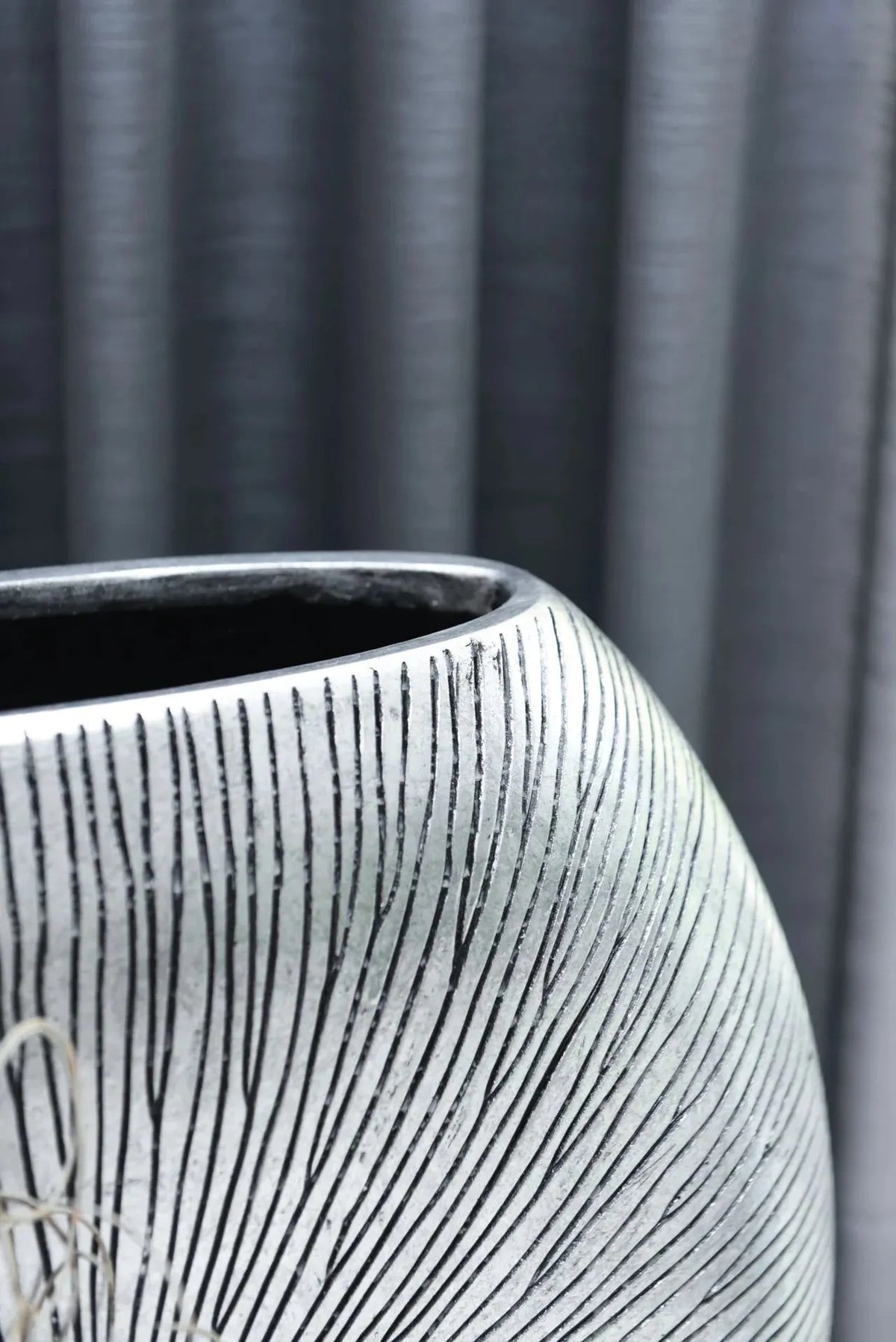 Bodenvase - Hailey, Pflanzkübel von aplanta, Schwarz, in Silber