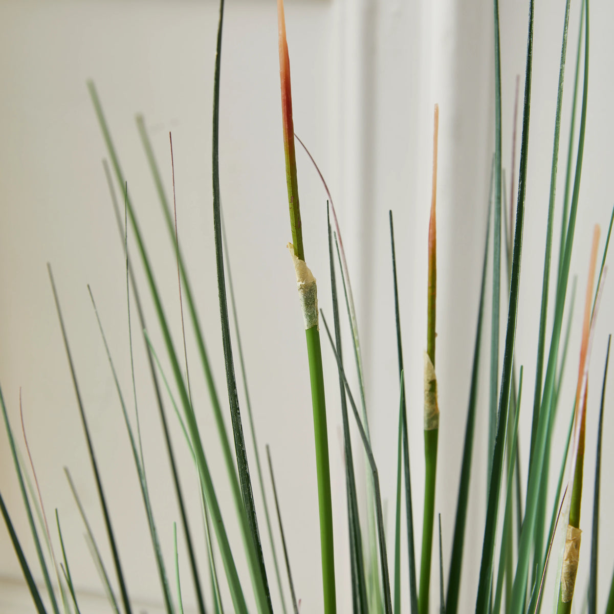 Künstliches Gras - Odalinde, 120 cm, Kunstpflanze von aplanta, in Grün, für drinnen