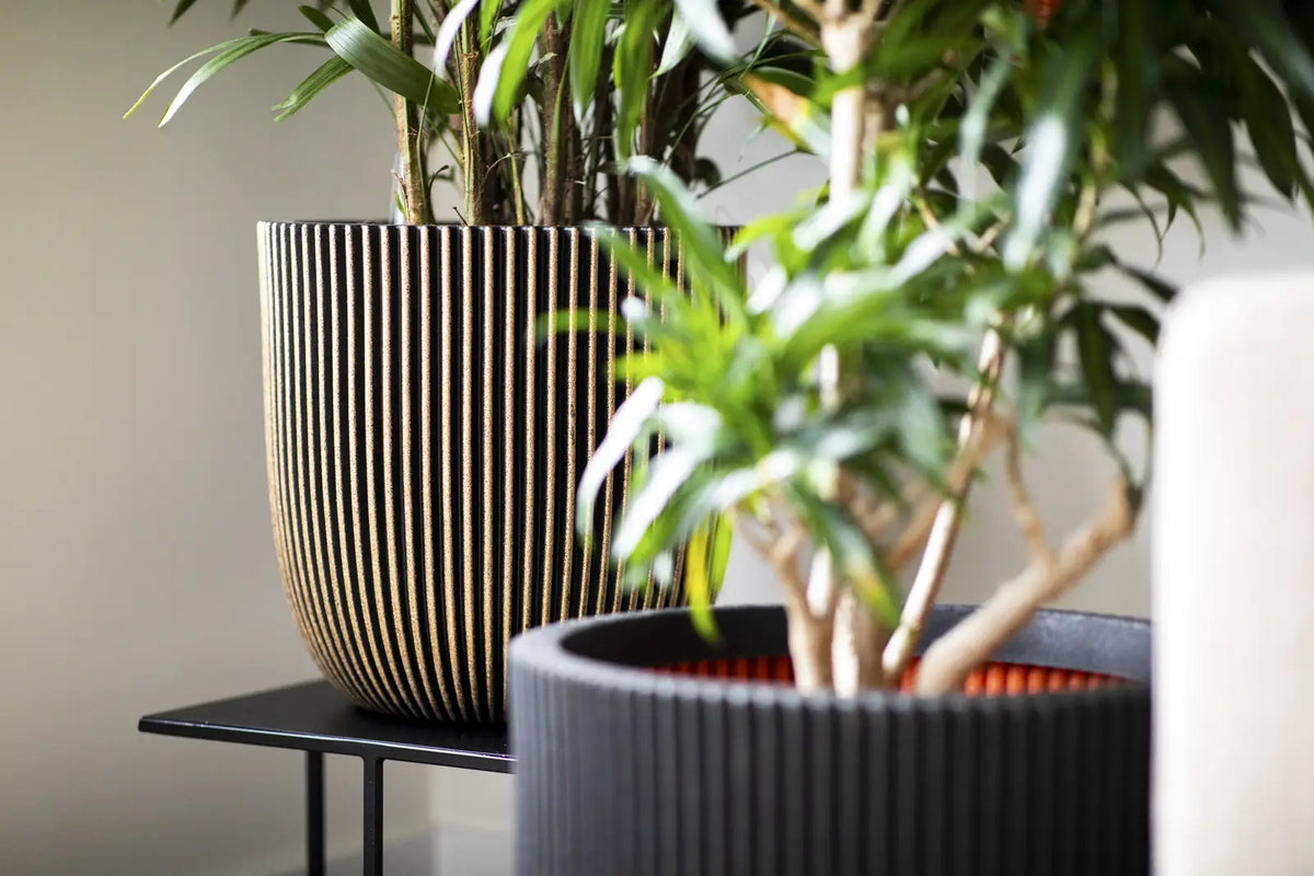 Blumentopf Kugel Groove schwarz, 43x41cm, Pflanzkübel von aplanta, für drinnen & draußen