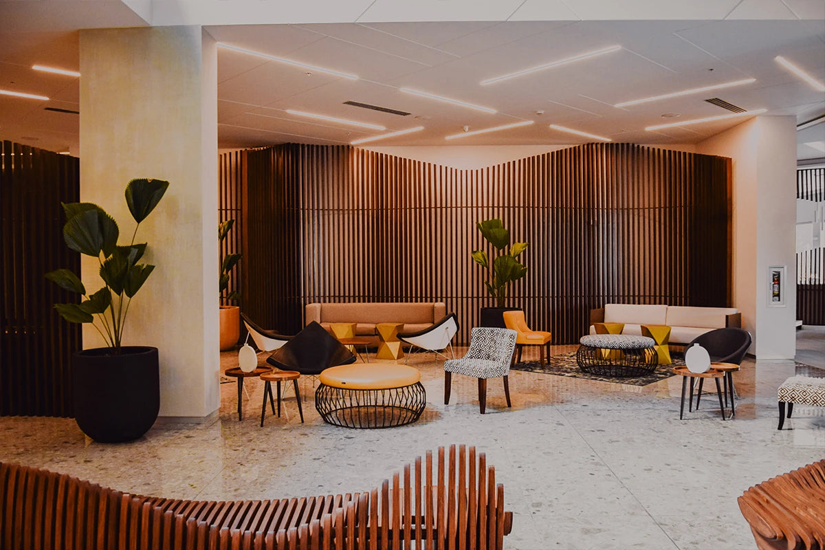 Hotellobby mit Kunstpflanzen von aplanta