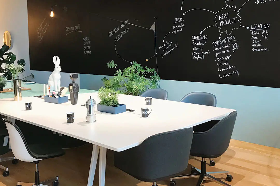 Kunstpflanzen im Konferenzraum eines Büros.